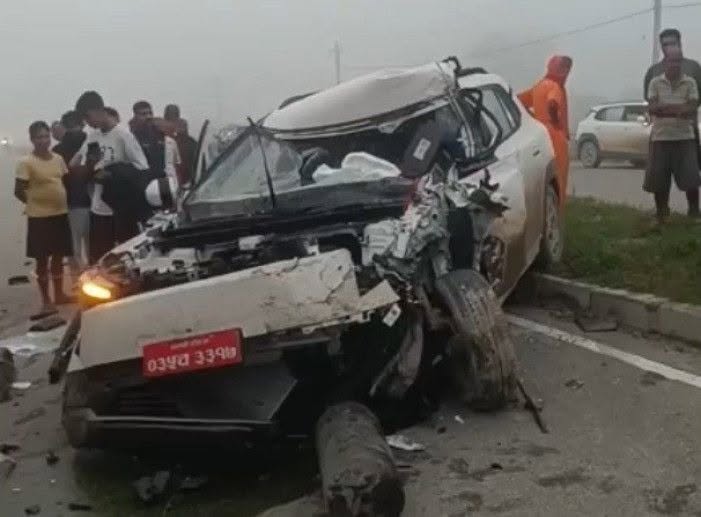ईभी कार ट्यांकरमा ठोक्किँदा सप्तरीमा चार जना घाइते